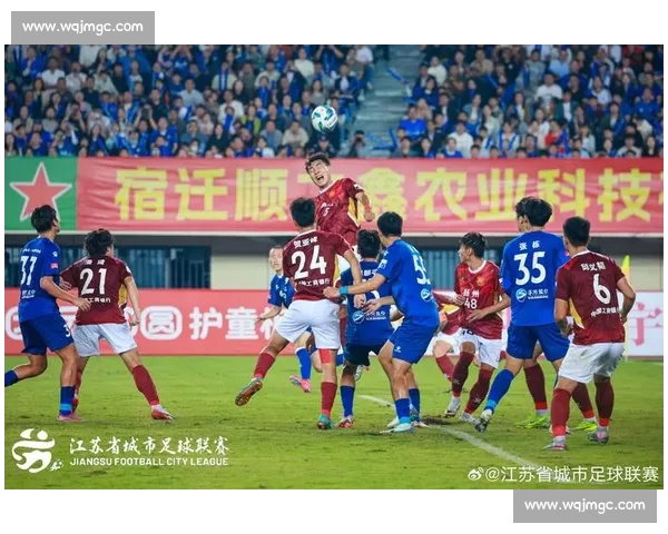 激烈角逐引爆全场精彩瞬间 足球赛场上的拼搏与荣耀